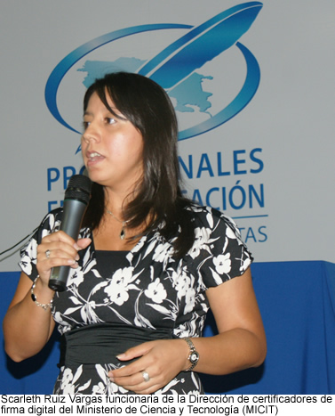 Scarleth Ruiz Vargas y Mario Alvarez Córdoba de la Dirección de certificadores de Firma Digital del Ministerio de Ciencia y Tecnología (MICIT)
