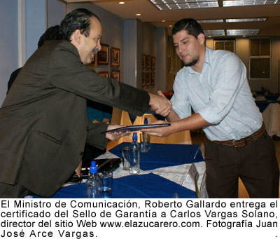 VI Convocatorio del Sello de Garantía Ministro de Comunicacion, Roberto Gallardo entrega a Carlos Vargas Solano del sitio web El Azucarero